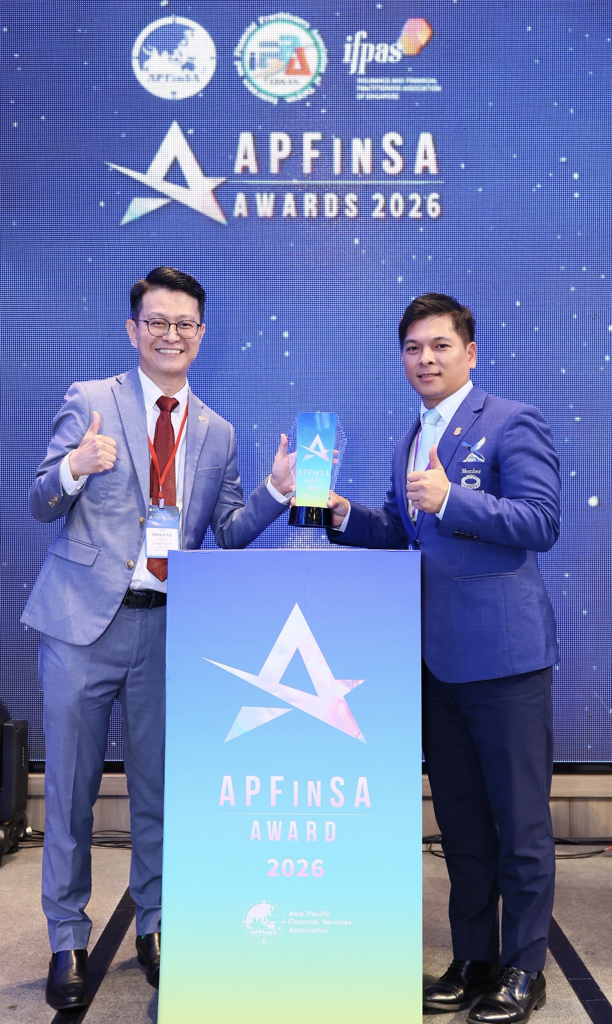 楊鈞緯於 2026 APFinSA 頒獎現場合影
